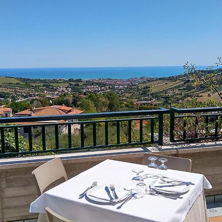 Hotel Ristorante Il Grillo アックアヴィーヴァ・ピチェーナ エクステリア 写真