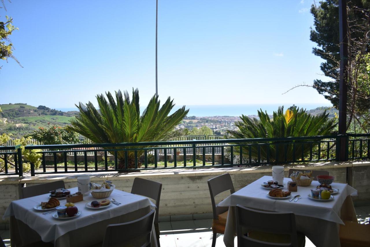 Hotel Ristorante Il Grillo アックアヴィーヴァ・ピチェーナ エクステリア 写真
