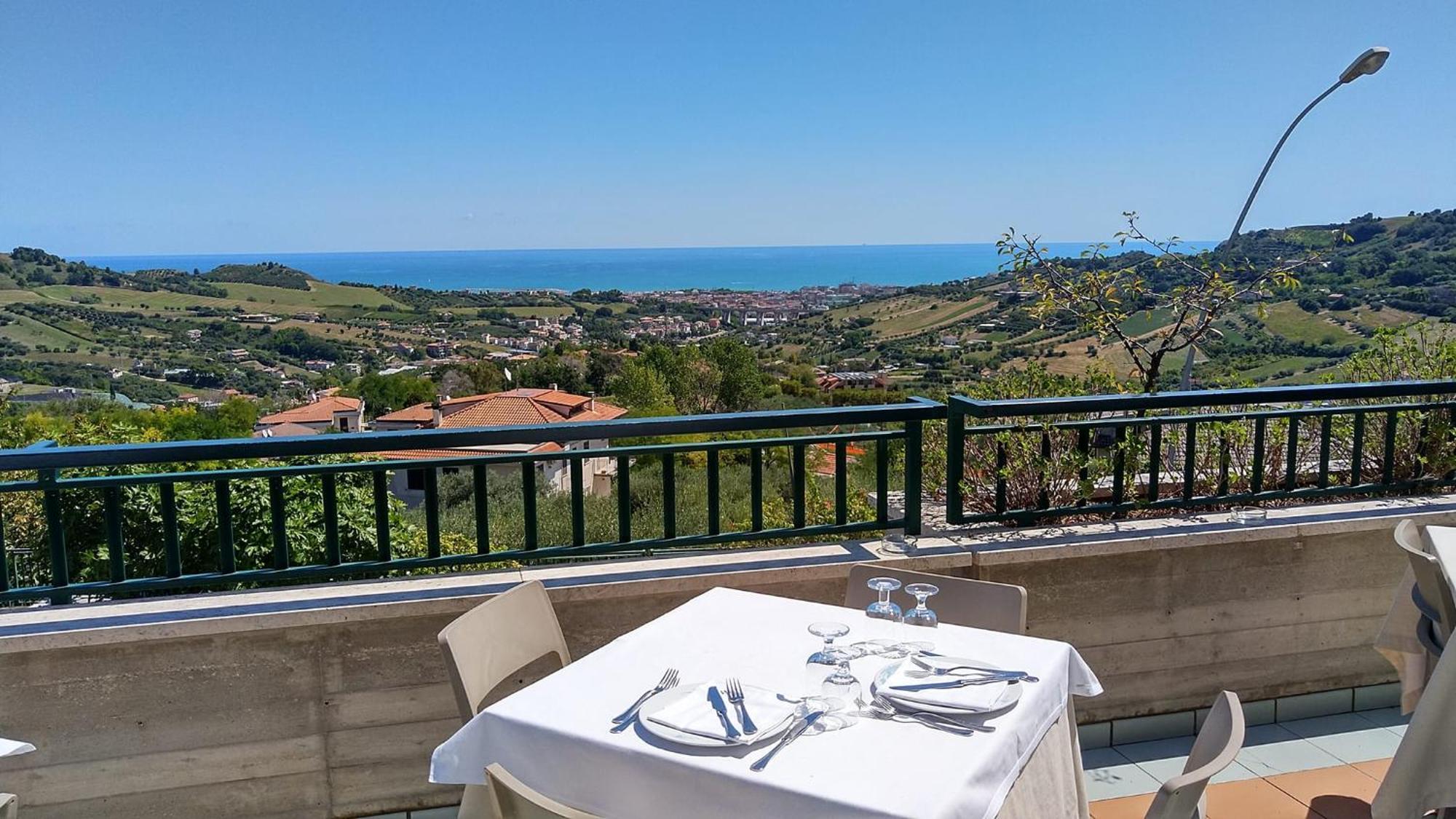 Hotel Ristorante Il Grillo アックアヴィーヴァ・ピチェーナ エクステリア 写真