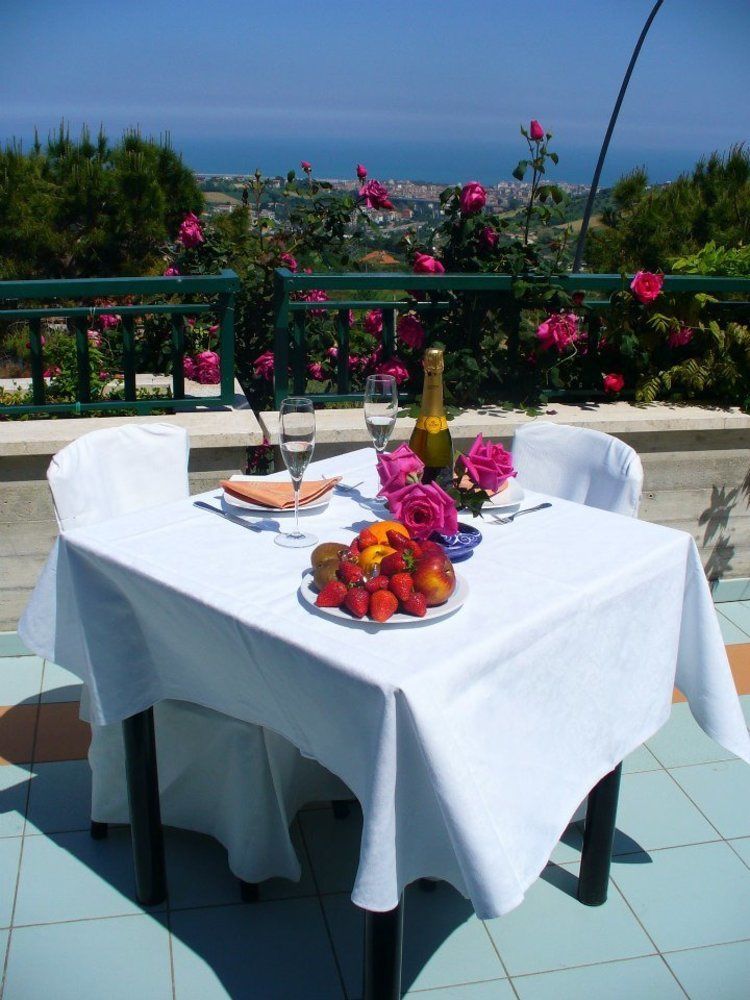 Hotel Ristorante Il Grillo アックアヴィーヴァ・ピチェーナ エクステリア 写真