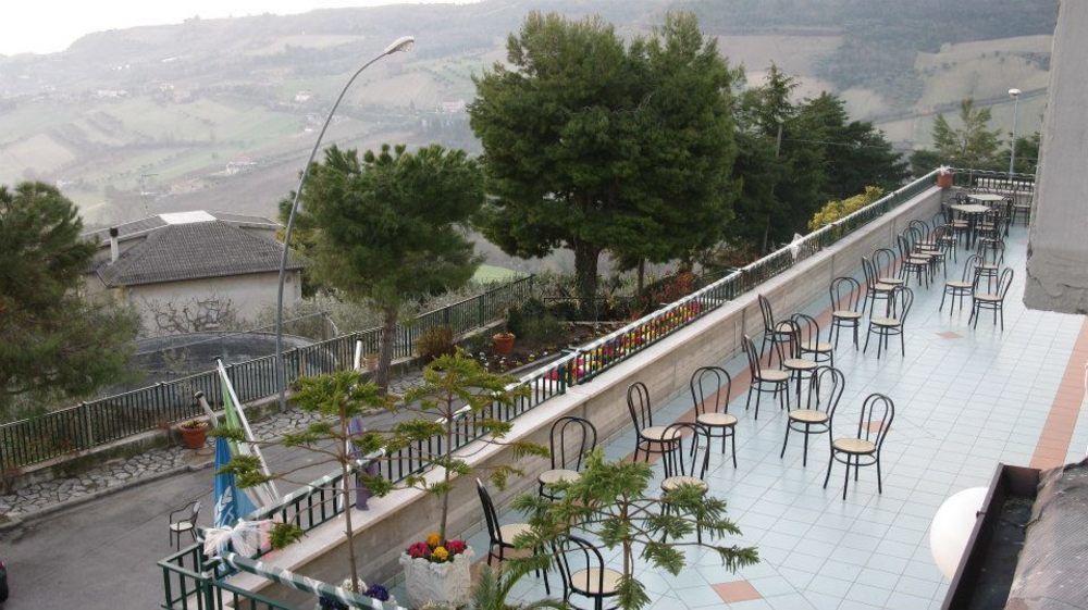 Hotel Ristorante Il Grillo アックアヴィーヴァ・ピチェーナ エクステリア 写真